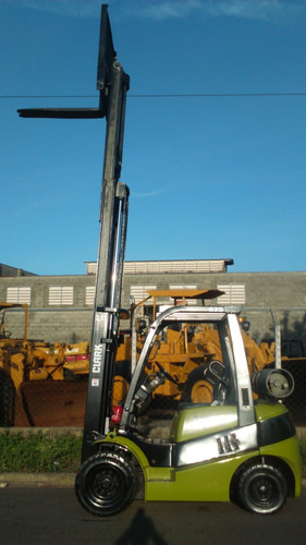 Empilhadeira Clark 2,5t C25 * Torre Triplex * 2011