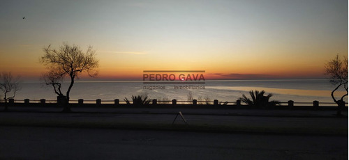 Proa En Venta Frente Al Mar Sobre La Rambla De Punta Fria, Piriapolis