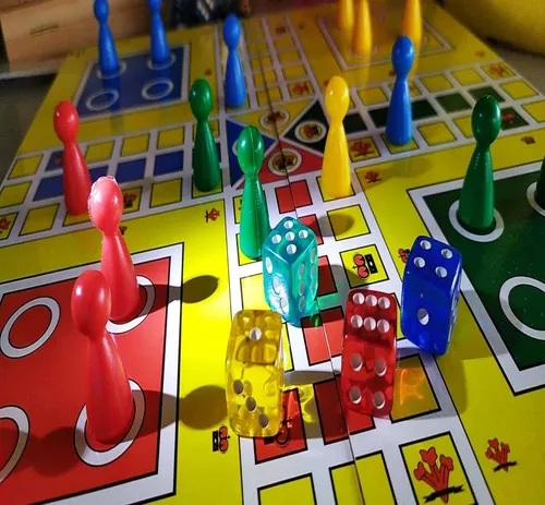 Jogo De Ludo Estojo Tabuleiro C/ 4 Dados E Pinos Oficiais Leque E Coroa