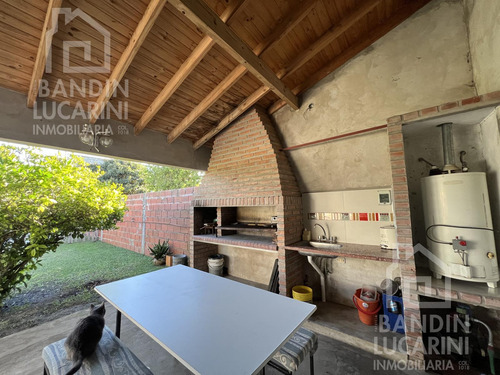 Casa En Venta En Berazategui. Dos Casas. Ideal Familia Grande O Dos Familias.