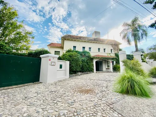 Casa Excepcional Con Gran Lote En Villa Belgrano