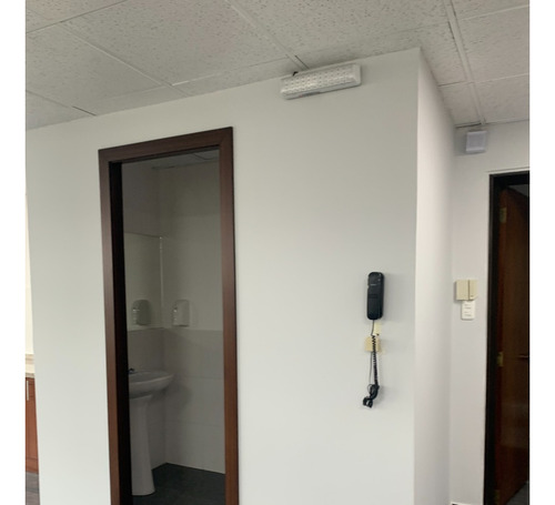 Oficina Remodelada En Venta De Oportunidad, En La Carolina Quito. Tiene 89 Mts2 Y Un Parqueadero De 4,5 Mts2.
