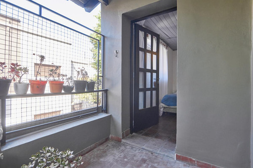 Venta Casa Flores 5 Amb. 3 Plantas Balcón, Patio, Parrilla, Terraza Y Cochera.