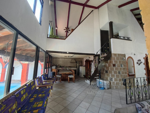 Casa En Venta En Col. Las Brisas, Temixco, Morelos Con Alberca Y Jardín.
