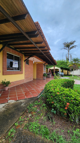 Se Vende Townhouse En Chalets De La Laguna, Tipuro