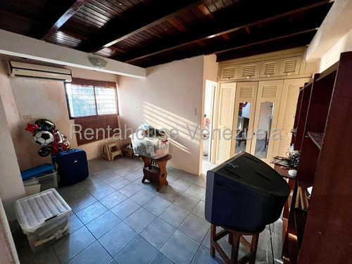 Amplia Casa Quinta De Dos Niveles, Las Cual Cuenta Con 5 Amplias Habitaciones, 5 Baños, 1 Estudio, 4 Puestos De Estacionamiento, Circuito Cerrado, Línea Telefónica Y De Internet,