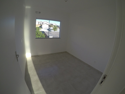 Sobrado No Bairro Fortaleza Alta, Casa 04, Com 02 Dormitórios, Banheiro Social, Cozinha, Sala De Estar E Jantar, Lavabo, Área De Serviço, Sacada, 01 Vaga De Garagem, Churrasqueira, Laje, Com Área Con