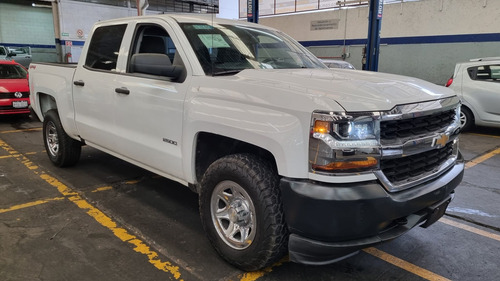 Imagen 2 de 10 de Chevrolet Silverado 2017 5.3 V8 2500 Ls Doble Cabina 4x4 At