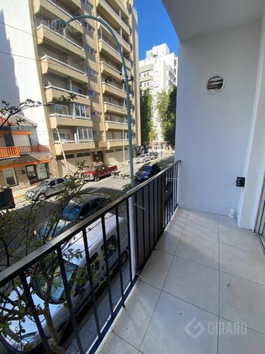 Excelente Departamento En Venta De 2 Ambientes A La Calle Con Balcón Saliente.