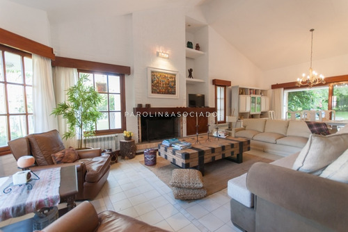 Hermosa Casa En Mansa Ideal Para Vivir Todo El Año- Ref: 2716