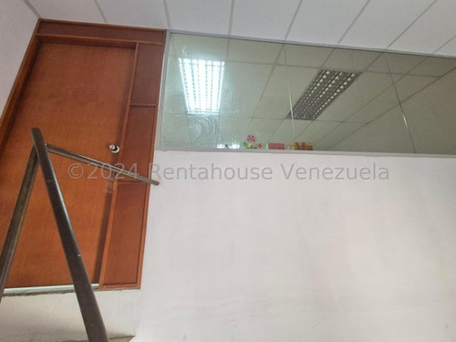 % Raiza Suarez Vende Excelente Local Comercial En Cc De Cabudare, 2 5 1 6 0 3, Con Mucho Potencial Y Ubicación Notable. Ideal Para Oficina, Depósito Y Cualquier Actividad Que Desees