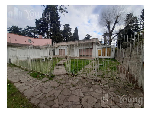 Imagen 2 de 28 de Casa De 4 Ambientes Con Jardin Y Pileta En Berazategui