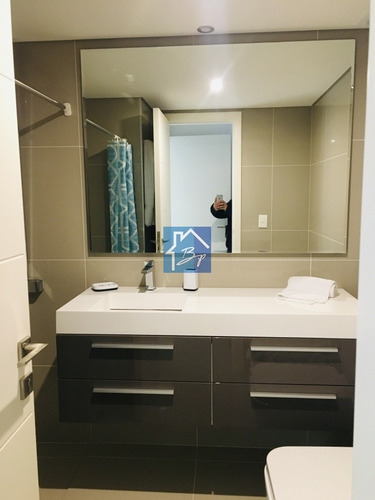 Apartamento En Venta, Edificio De Categoría, Playa Mansa, Punta Del Este- Ref: 828