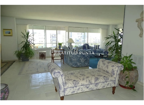 Apartamento En Pez Espada, 3 Dormitorios Más Dependencia
