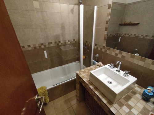 Casa De Cuatro Ambientes, En Venta - Haedo -