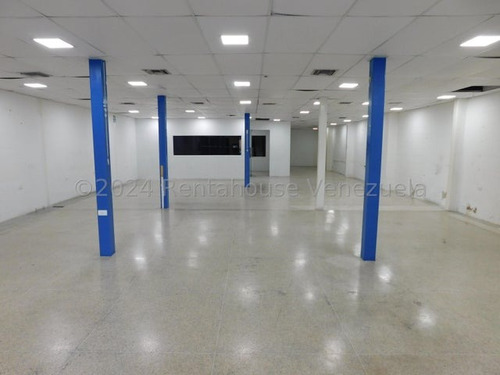 Gisselle Lobo Vende Espectacular Local En Barquisimeto 370 Metros Acabados De Lujo Pisos De Porcelanato Tanque Subterraneo 15 Mil Litros Alto Trafico Area De Oficinas Baño Pisos De Granito 2 4 2 3 5 3
