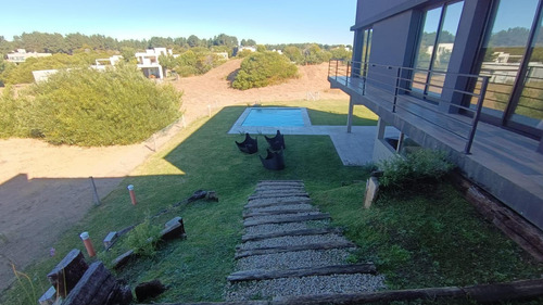 Casa En Venta - 5 Dormitorios 5 Baños - Pinamar