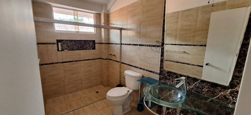 Townhouse En Venta Amoblado En Los Aleros - Guataparo 170 Mts2