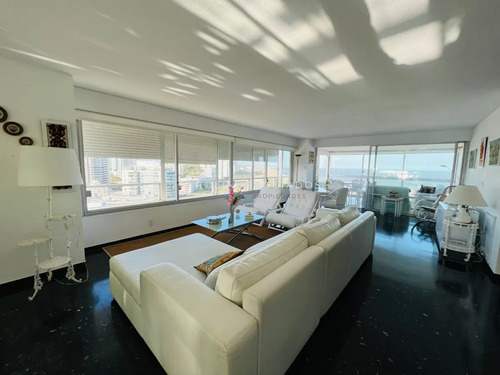 Apartamento De 3 Dormitorios En Edificio Pez Espada, Punta Del Este.