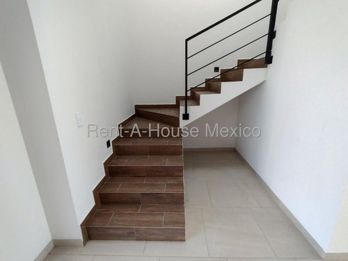 Venta - Zakia. Casa Con Area De Tv, Amenidades, 3 Recámaras | Vm