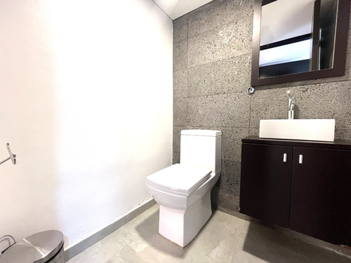 En Venta Townhouse Con Pisos De Mármol, Cocina Ferrara, Seguridad Privada 24/7 Y Pozo De Agua En La Urbanización Bosque Encantado En La Boyera