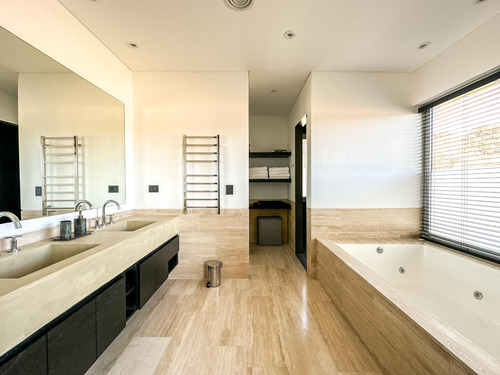 Espectacular Casa En Centauros Con Doble Lote. 7 Dormitorios