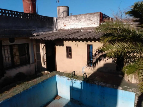 Casa En Venta - 2 Dormitorios 1 Baño - Cochera - 220mts2 - Morón