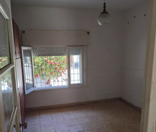 Casa En Venta En Azul, Buenos Aires, Con Amplio Patio Y Excelente Ubicación