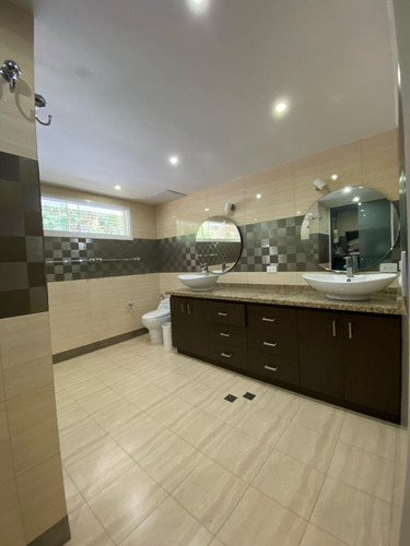 Venta Hermosa Casa Remodelada Con Piscina En Calle Cerrada Con Vigilacia Privada. Cuenta Con El Servicio De Agua Permanente.