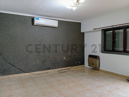Casa En Alquiler De 2 Dormitorios Y Cochera, 63 Entre 142 Y 143, Los Hornos.