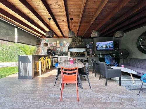 Imagen 3 de 30 de Amplia Casa En Venta De 4 Dormitorios Y Piscina - Mall Sport
