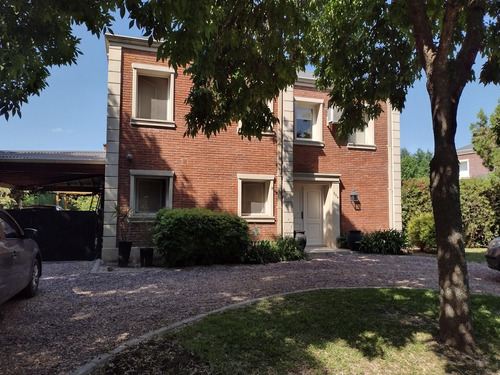 Casa A La Venta En Barrio Los Jazmines, Pilar Del Este, Pilar