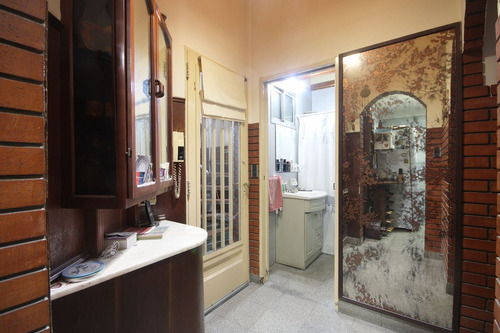 Casa Con Terraza Y Cochera En Parque Avellaneda