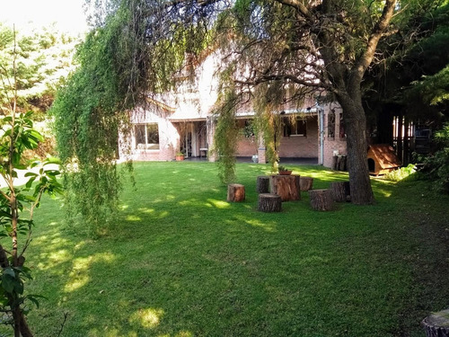 Muy Buena Casa En Bermudas Barrio Cerrado Lote Interno En Boulevard. Parte Ladrillo Visto.
