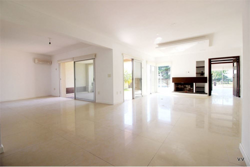 Exclusiva Casa 4 Dormitorios Lomas Tahona