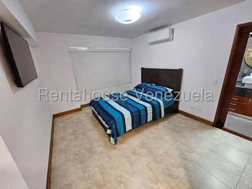 Regresa Al Mercado, Hermoso Apartamento Remodelado! 25-15339