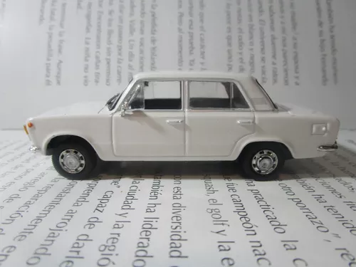 Archivo 3D Coche Fiat / FSO 125p escala 1:18 📱・Modelo para