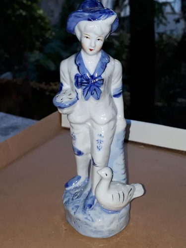 Porcelana Figura De Joven Con Pato* Muy Linda*