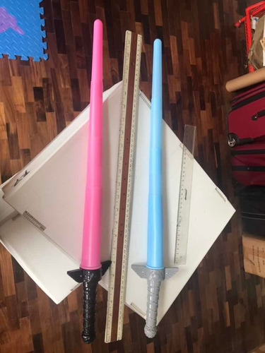Espada Láser Tipo Star Wars Retráctil Con Luz Ligero Colores