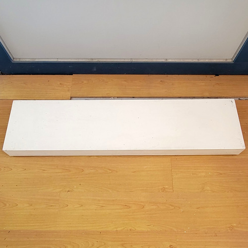 Exhibidor Tarima De Madera 132x32x10cm Mdf Blanco Escenario (Usado)