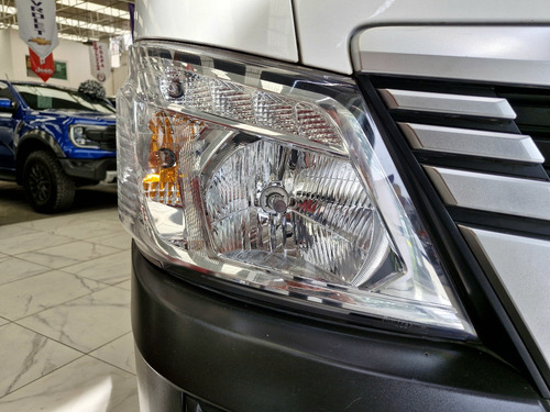 Nissan Urvan 4p Amplia L4/2.5 Man A/A P/Seg