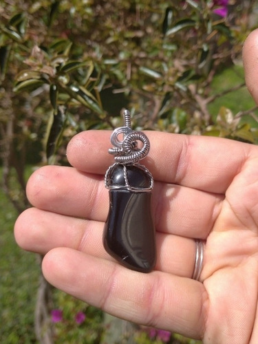 Imagen 1 de 2 de Dije De Obsidiana Engarzado A Mano En Alambre De Acero