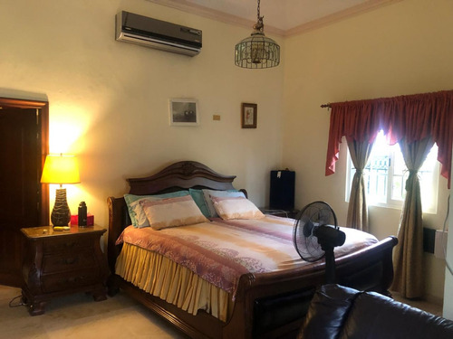 Vendo Casa De 3 Niveles En El Residencial Mirador Del Oeste, 425 Mts.2, 4 Habs., Terraza, 2 Balcones