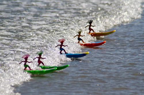 Surfer Dudes Classics Wave Powered Mini-surfer Y Surfbo...
