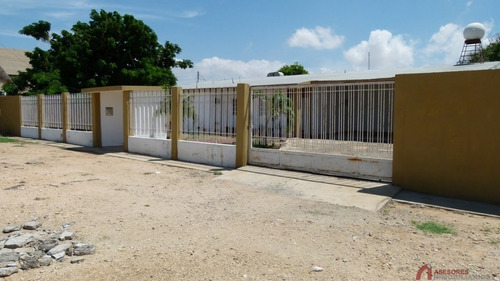 Imagen 2 de 13 de Casa ( Amplio Terreno) Ubicada En La Av. Ollarvides De La Puerta Maraven.