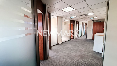 Oficina Con Excelente Espacios Interiores