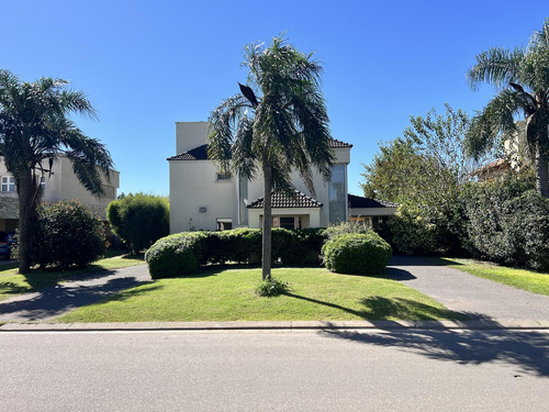 Venta Casa En Cadaques (funes Hills)