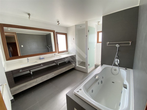 Casa En Venta De 5 Dorm. En Los Bosques Chicureo Colina