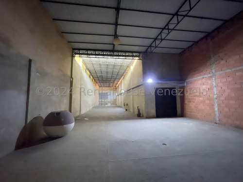 Excelente Galpón En Venta En Avenida Constitución Maracay Con Una Altura Ideal Para Fábricas O Depósitos, Este Espacio Cuenta Además Con Áreas De Oficinas Y Baños Nela 24-23444