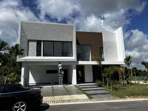Villa En Venta A Entregar En Punta Cana Village, 5 Hab, Con Piscina
